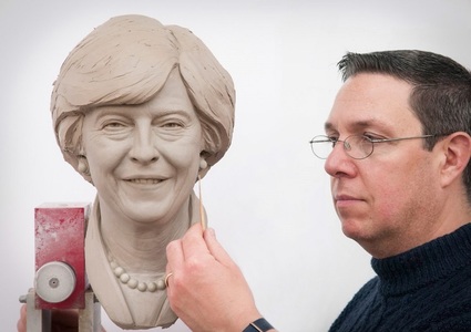 O statuie din ceară dedicată prim-ministrului britanic Theresa May, în pregătire la Muzeul Madame Tussauds