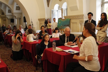 "Ora de caligrafie" a unor elevi din Bucureşti, cu personalităţi culturale. Mihai Şora: A scrie frumos înseamnă şi o disciplină a minţii 