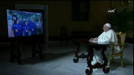 Papa Francisc, în conversaţie live cu echipajul de astronauţi de pe ISS: Pământul este prea fragil şi dispare într-o clipă - VIDEO