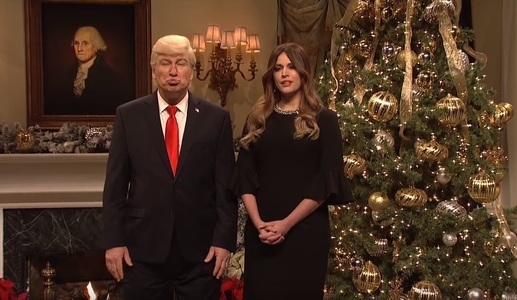 Alec Baldwin l-a interpretat pe Trump într-o ediţie specială a „SNL”: Războiul cu Crăciunul s-a încheiat şi va fi înlocuit cu cel împotriva Coreei de Nord - VIDEO