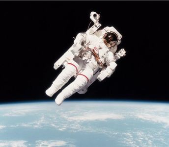 Primul astronaut care a zburat în spaţiu fără a fi conectat la naveta spaţială a murit la vârsta de 80 de ani
