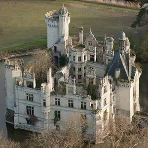 Un castel în ruină din Franţa a fost cumpărat de mai multe persoane din 115 ţări iar preţul a depăşit aşteptările - VIDEO