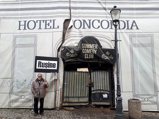 Arh. Şerban Sturdza a protestat în faţa Hotelului Concordia din Bucureşti faţă de nepăsarea autorităţilor (Foto: Facebook)