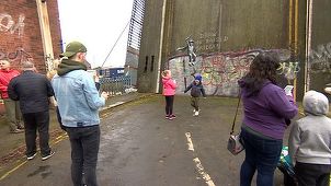 Un mural atribuit lui Banksy „ar trebui şters” de pe un pod din oraşul Hull