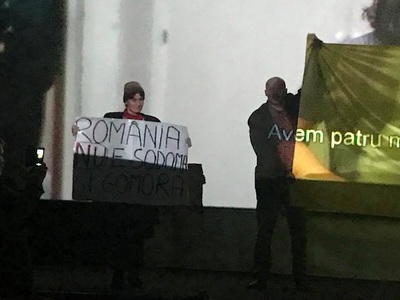 Mai multe persoane cu icoane, steaguri şi pancarte au întrerupt proiecţia filmului "120 BPM" cu tematică LGBT de la Muzeul Ţăranului: "Soros, leave them kids alone" şi "România nu e Sodoma şi Gomora" - VIDEO