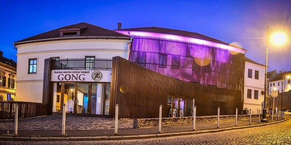 Teatrul „Gong” din Sibiu îşi modifică politica de schimbare a biletelor, ca răspuns la cazurile tot mai dese de răceală şi gripă