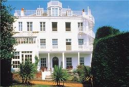 Miliardarul şi colecţionarul François Pinault va dona 3 milioane de euro pentru restaurarea casei lui Victor Hugo de pe insula Guernsey