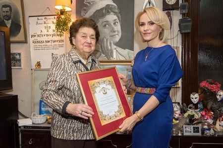 Actriţa Tamara Buciuceanu-Botez a primit titlul de Cetăţean de Onoare al Municipiului Bucureşti şi Cheia Oraşului de la Gabriela Firea, la locuinţa artistei – FOTO