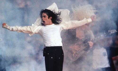 Un post de televiziune american acuzat de moştenitorii lui Michael Jackson că exploatează imaginea starului