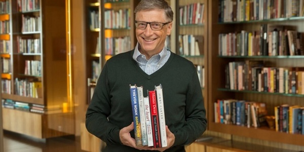 Bill Gates oferă o carte fiecărui absolvent de facultate american în 2018