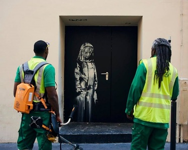 O operă atribuită lui Banksy, descoperită în spatele sălii Bataclan