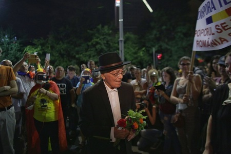 Mihai Şora, 101 ani: Oamenii care ies în stradă nu sunt violenţi: ei au ieşit ca să-şi apere demnitatea. Eu voi continua să ies în stradă. Şi vă îndemn şi pe dumneavoastră - FOTO/VIDEO
