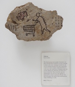 Banksy a expus la British Museum o piatră falsă preistorică pe care a desenat un cărucior de supermarket 