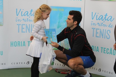 Jucătorul de tenis Horia Tecău va oferi cartea sa "Viaţa în ritm de tenis" elevilor din două şcoli de la Cluj-Napoca