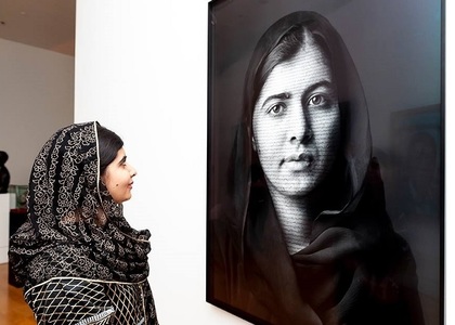 Portretul celei mai tinere laureate a premiului Nobel, Malala Yousafzai, expus la National Portrait Gallery din Londra  