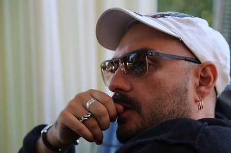 Procesul regizorului de scenă Kirill Serebrennikov, acuzat de deturnare de fonduri, începe la Moscova