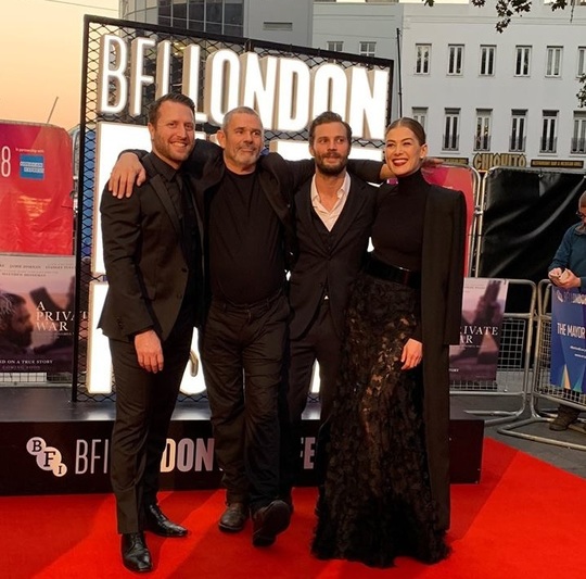 Regizorul Matthew Heineman, Paul Conroy, Jamie Dornan şi Rosamund Pike, la Londra