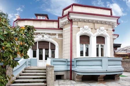 Casa bancherului Ilie Mecu din Bucureşti, pusă în vânzare de la 960.000 de euro - FOTO