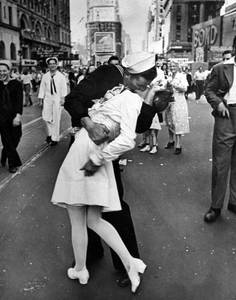 Marinarul care sărută cu pasiune o femeie în New York într-o fotografie devenită simbol pentru sfârşitul celui de-al Doilea Război Mondial a murit