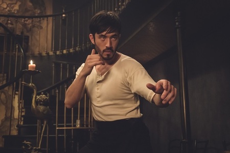 Serialul „Warrior”, bazat pe scrierile lui Bruce Lee, va debuta în aprilie pe Cinemax şi HBO GO