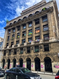 Blocul Rosenthal, prima clădire din Bucureşti cu prăvăliile retrase de la bulevard, a intrat în reparaţii - FOTO