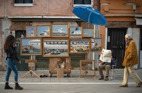 Banksy şi-a instalat un stand cu picturi în Piaţa San Marco din Veneţia, dar a fost alungat de poliţişti - VIDEO