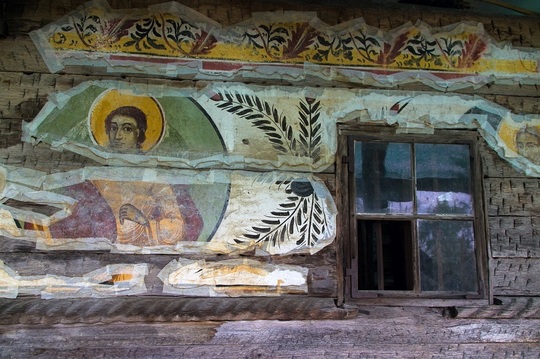 Frescă exterioară, biserica de lemn de la Urşi (Foto: Raluca Munteanu)
