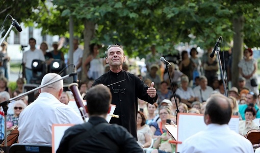 Orchestra Sinfonia Bucureşti, prima orchestră privată din România, concertează duminică în Parcul Colţea
