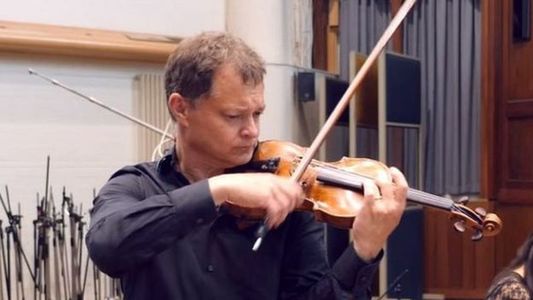 Muzicianul Stephen Morris şi-a recuperat vioara Tecchler în valoare de 250.000 de lire sterline după ce a uitat-o în tren