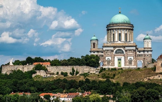 Basilica Esztergom după care a fost construit Mausoleul din Bobda (Foto: Facebook)