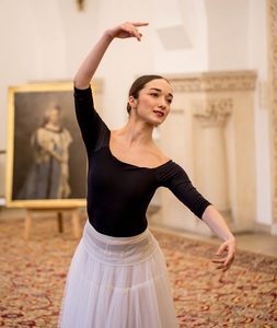 Gala de balet "Carmen Sylva". Balerinii Oleg Ivenko şi Marina Minoiu, pe scena TNB, într-un moment dedicat Reginei Elisabeta a României