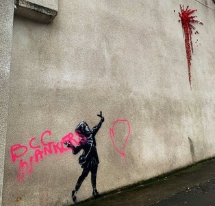 Lucrarea lui Banksy din Bristol a fost vandalizată după ce a apărut de Ziua Îndrăgostiţilor 