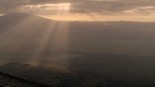 Leonardo DiCaprio sprijină lansarea unui fond de 2 milioane de dolari pentru parcul naţional Virunga