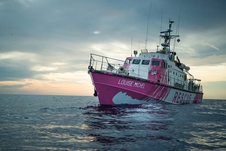 Banksy ar fi finanţat o barcă pentru a salva migranţi în Marea Mediterană - FOTO