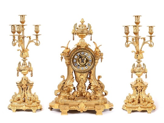 Garnitură în manieră Opéra Garnier pentru şemineu, formată din ceas şi pereche de sfeşnice, sfârşitul sec. XIX - Atelier francez (estimare: 1.500 - 2.000 de euro)