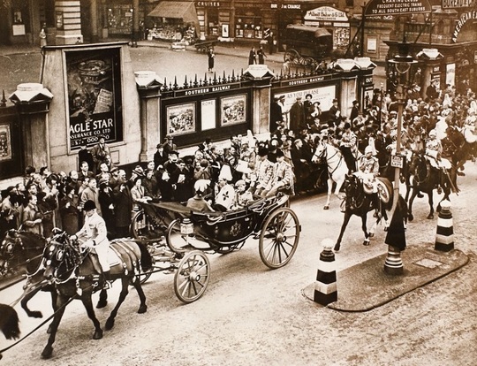 Regele Carol II şi principele Mihai, Londra, 1938