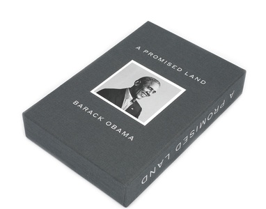 Un exemplar de lux al ediţiei "Pământul făgăduinţei", de Barack Obama, cu semnătura olografă a autorului, în licitaţie la Bucureşti