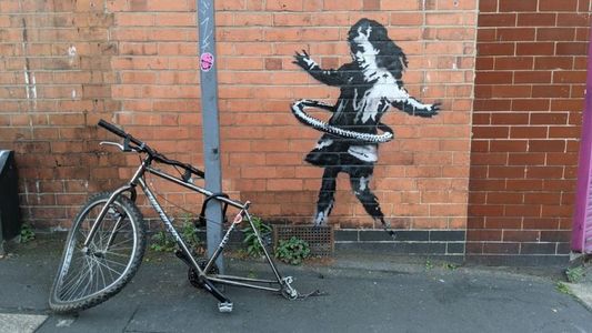 Lucrarea "Hula Hoop" realizată de Banksy, îndepărtată de pe un zid din Nottingham şi vândută pentru o sumă cu "şase cifre"