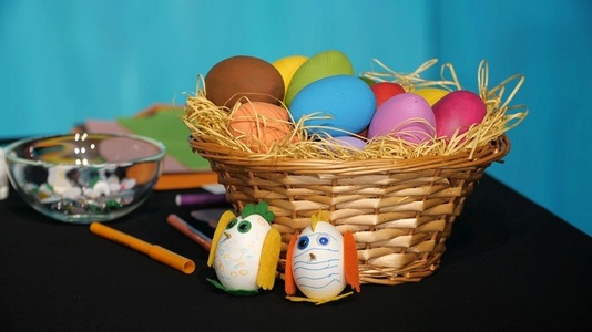 Tehnici de decorare a ouălor şi jucării handmade, între activităţile online propuse de Teatrul "Ion Creangă"