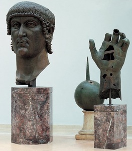 Statuia gigant din bronz a împăratului Constantin de la Roma şi-a regăsit degetul arătător, care era la Luvru