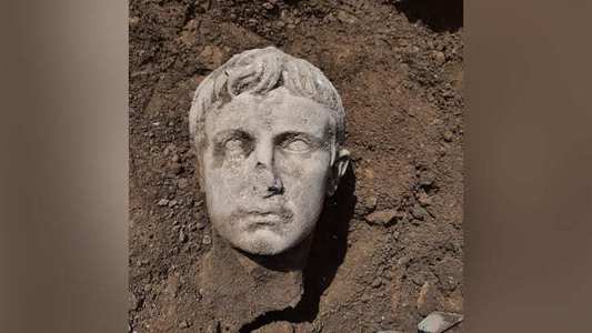 Capul unei statui din marmură a primului împărat al Romei, veche de 2.000 de ani, descoperit în Isernia