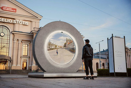 Portaluri, instalate în centrele oraşelor Vilnius şi Lublin pentru ca localnicii să se vadă în timp real - VIDEO