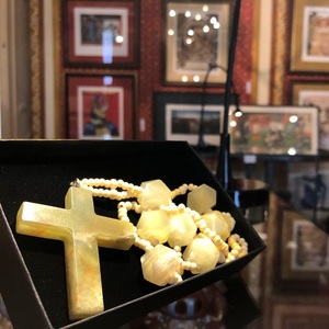 O cruce primită de Ceauşescu de la primul preşedinte al Ciprului, o mască ce a aparţinut Papei Paul al VI-lea şi fotografii pe care a desenat Brâncuşi, scoase la licitaţie