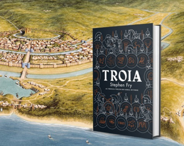 Relatare inedită a întemeierii şi distrugerii Troiei făcută de actorul britanic Stephen Fry, lansată în limba română