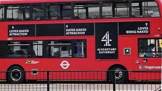 Campanie publicitară controversată pe autobuzele din Londra: „Channel 4 nu ştie câte agresiuni sexuale au loc în autobuze?”