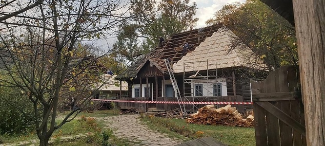 Mai multe case din incinta Muzeului Satului „Dimitrie Gusti”, în proces de restaurare - FOTO