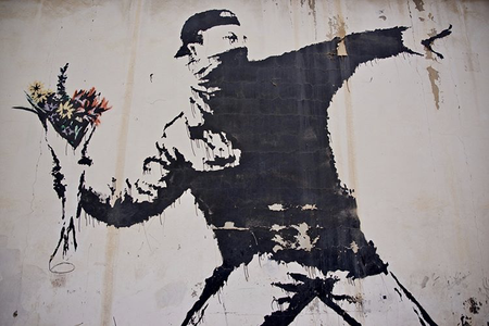 Lucrarea lui Banksy „Love Is in the Air” va fi împărţită în 10.000 de opere în format NFT care vor fi vândute la licitaţie