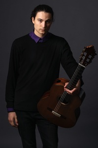 Stagiunea de marţi seară la Filarmonica „George Enescu”: Recital de chitară susţinut de Dragoş Ilie 