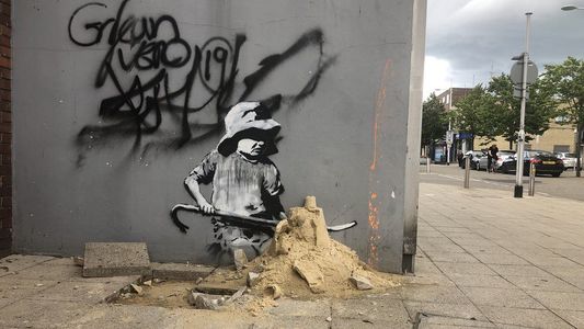 Muralul lui Banksy desprins din zidul unui magazin din Suffolk ar fi fost vândut în privat