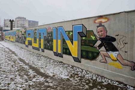 Pictură murală anti-Putin, pe un zid din apropierea Spitalului de Recuperare Iaşi